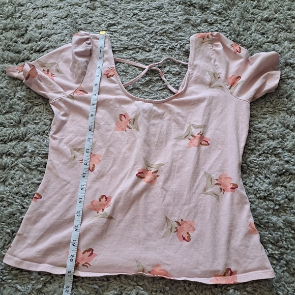 RW&CO | Pastel pink flower wide neck cross back women's short sleeve shirt - Picture 7 of 11